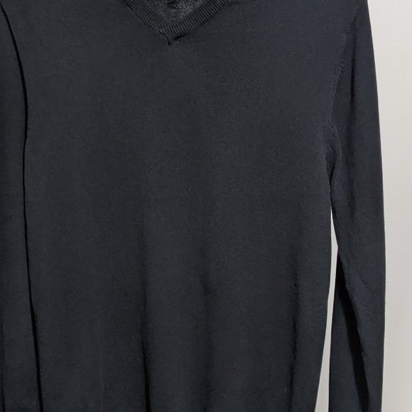 H&M -  medium solid black v neck cotton sweater - Picture 2 of 3